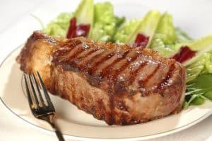 Bife de chorizo com salada