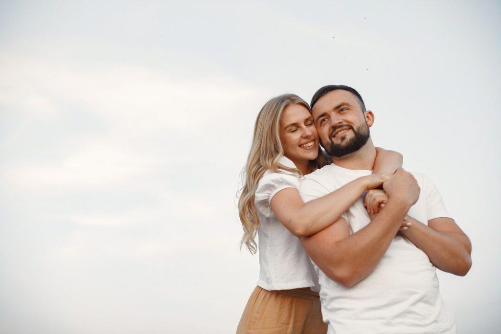 Como manter um relacionamento saudável: os segredos para a harmonia a dois 1 casal bonito em um campo senhora em uma blusa branca cara em uma camisa branca 1157 40081